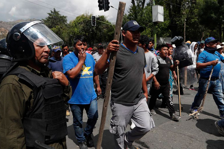 Retienen en el aeropuerto a líder opositor en Bolivia
