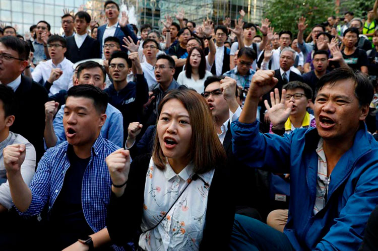 Oposición arrasa en elecciones de Hong Kong