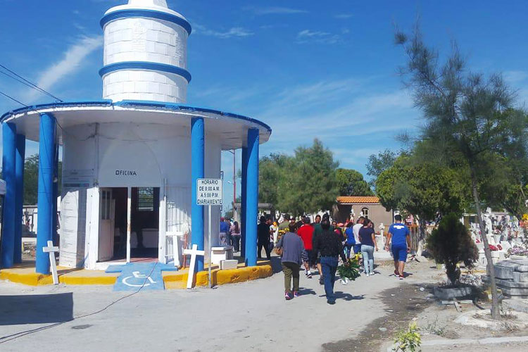 Visitan más de 80 mil personas panteones de Reynosa