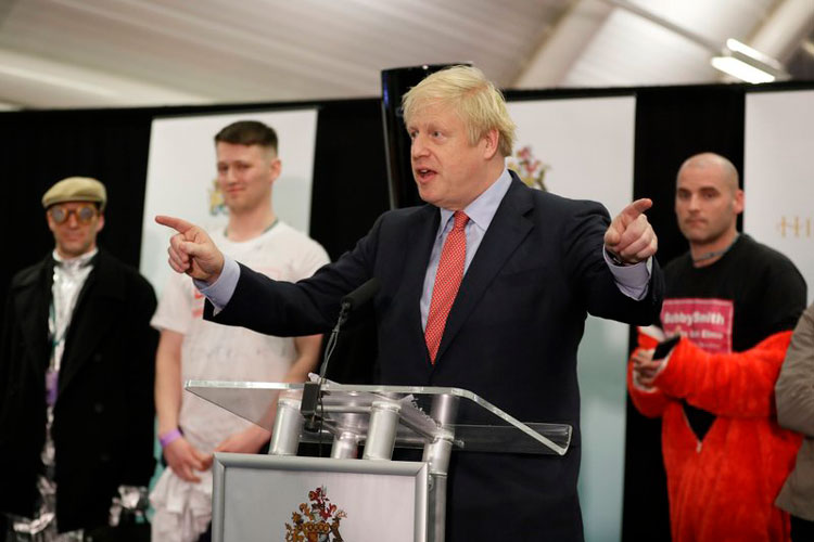 Johnson logra mayoría, dice completará el Brexit en enero
