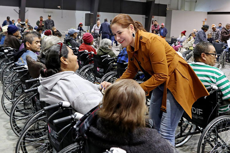 Entrega Marsella Huerta de López 80 sillas de ruedas a personas con discapacidad