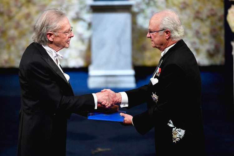 Entre protestas, Peter Handke recibe su Nobel de literatura