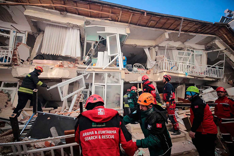 Suman 29 muertos por sismo en Turquía