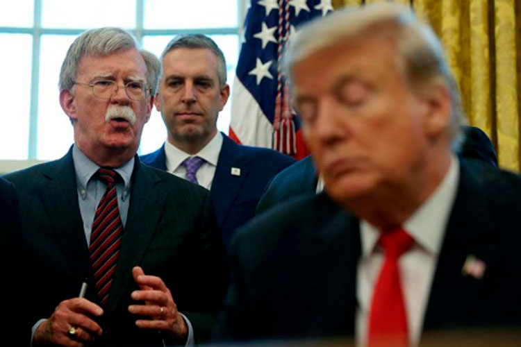 Exasesor Bolton sacude juicio político a Trump