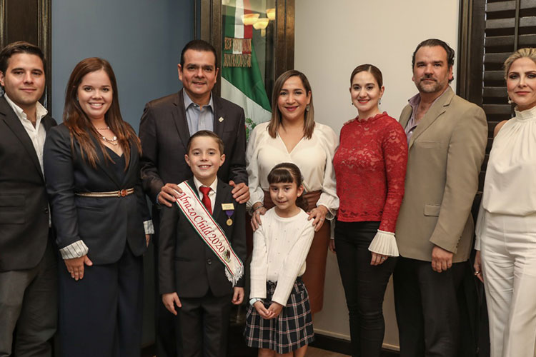Visitan a alcalde niños de la ceremonia del ‘Abrazo’