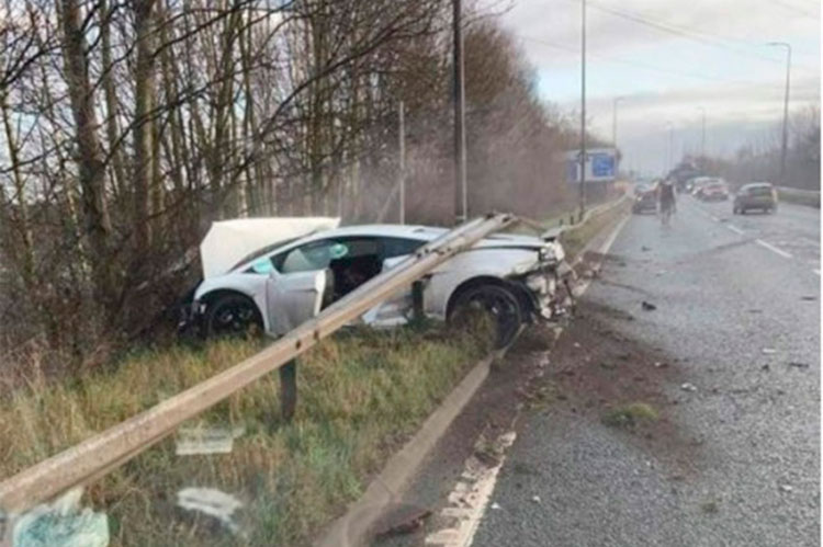 Portero del Manchester destruye su Lamborghini y sale ileso
