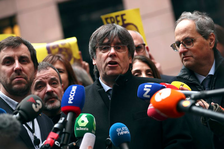 Líder catalán Puigdemont se presenta en Parlamento Europeo