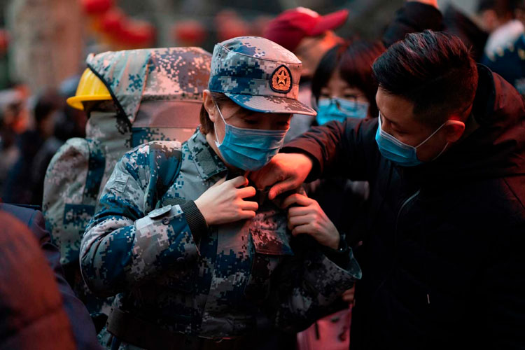 Admite China ‘situación grave’ por virus; refuerza controles