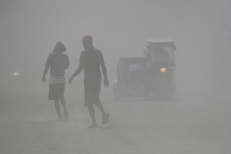 Más de 30.000 evacuados por erupción volcánica en Filipinas