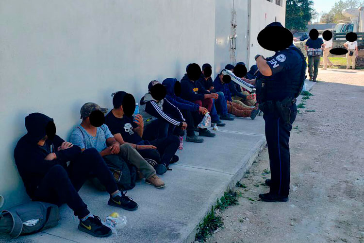 Frenan viaje a 23 Migrantes en caja de Trailer