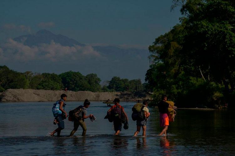 Sin resistencia, entran unos 2 mil migrantes a México por el río Suchiate