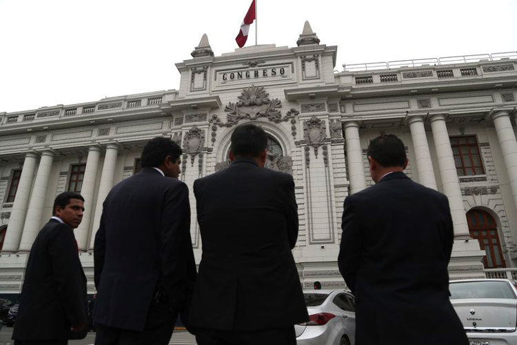 Perú: Tribunal Constitucional apoya cierre del Parlamento