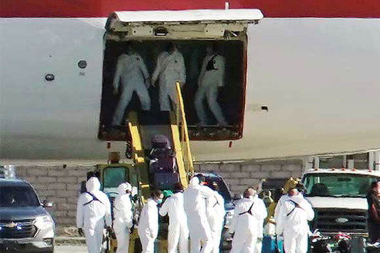 Llegaron 210 pasajeros a EU, los esperaban doctores por brote de Coronavirus