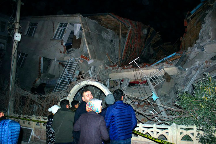 Al menos 8 muertos por sismo de 6,8 en el este de Turquía