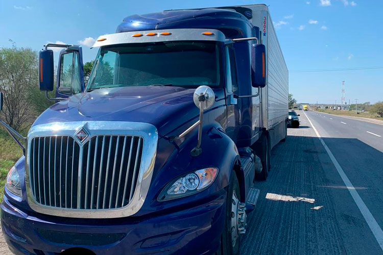 Frenan viaje a 23 Migrantes en caja de Trailer