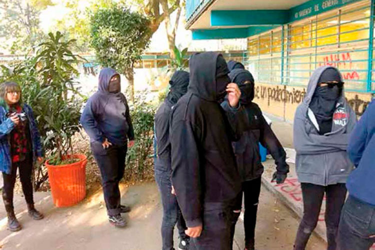 Vandalizan CCH tras muerte de alumno; exigen más cuidado médico
