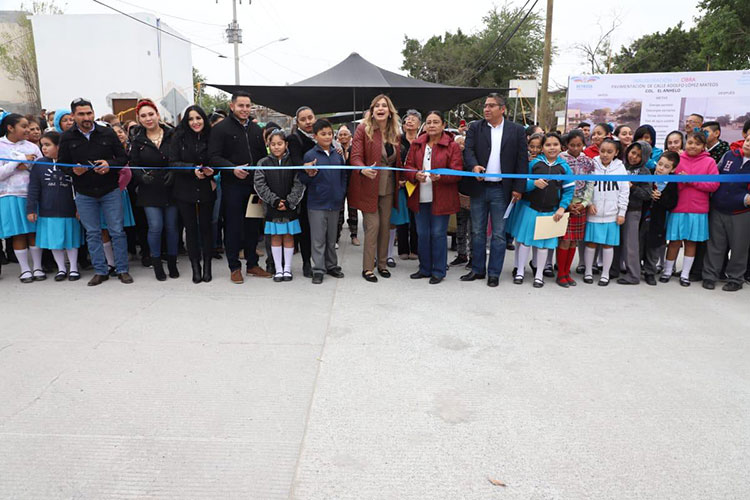Don Simón agradece a Maki calle pavimentada en El Anhelo