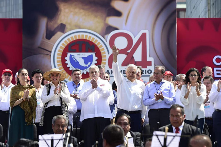 AMLO asegura ante la CTM que se atenderá el problema de las pensiones