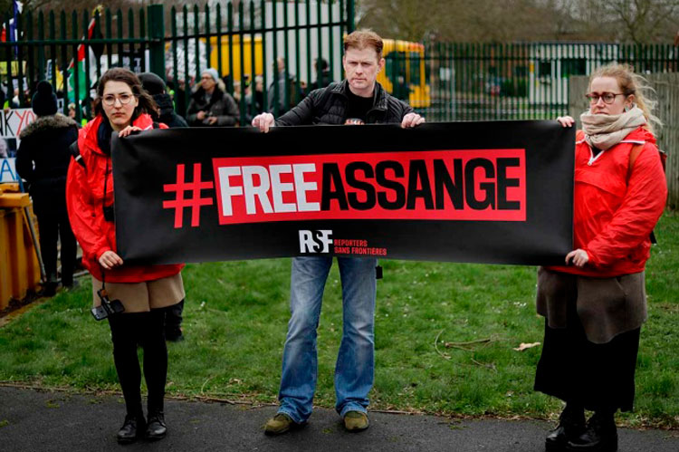 Assange, en riesgo de suicidio si es extraditado a EU: abogado