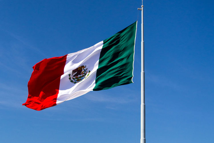 Rinde UAT en el Campus Victoria homenaje a la Bandera