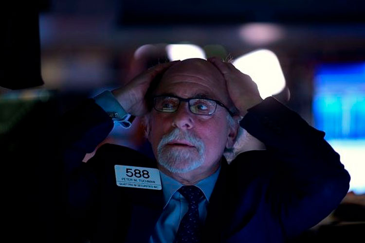 Fuerte caída en Wall Street impulsada por el Covid-19