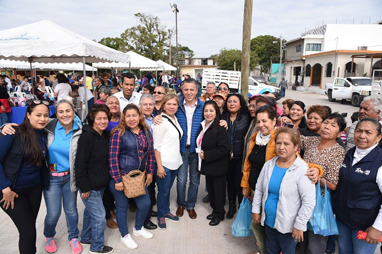Llevan Chucho y Aida Beneficios a las Familias de la Zona Norte
