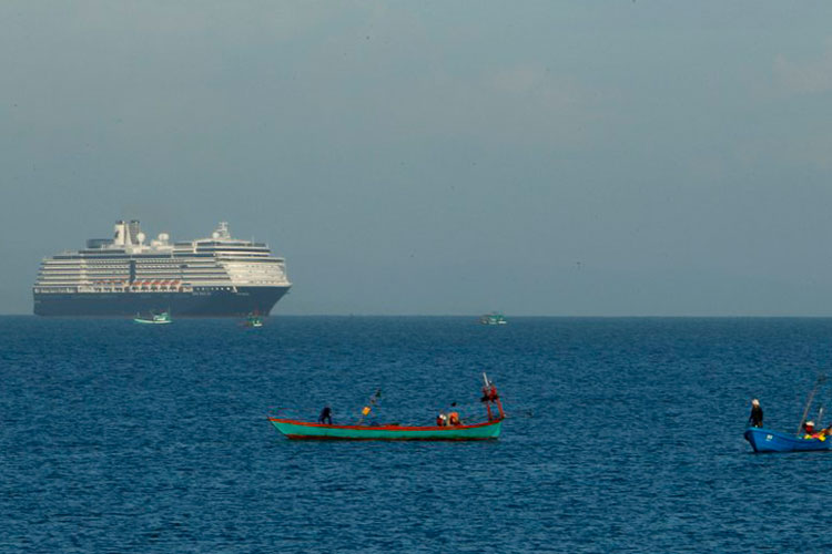 Crucero ancla en Camboya; examinarán a pasajeros