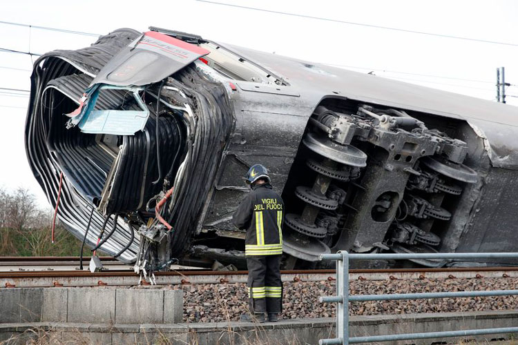 Tren de alta velocidad descarrila, deja 2 muertos en Italia