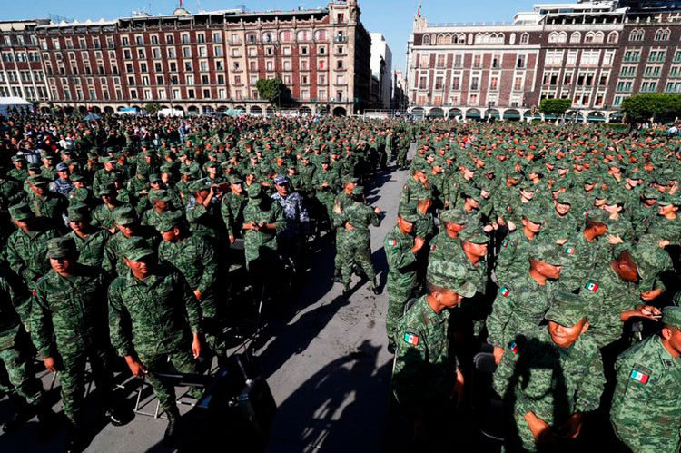 Agradece AMLO que militares rechacen “la traición y el golpismo”