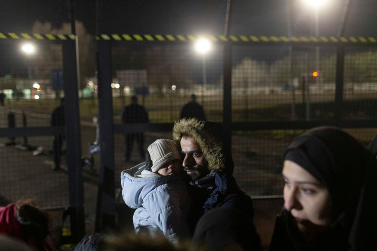 Serbia traslada a migrantes lejos de la frontera con Hungría