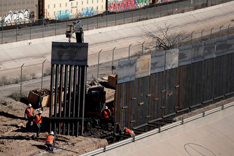 Esper defiende desvío de fondos para muro EEUU-México