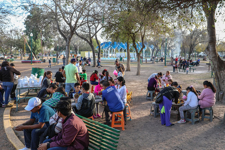 Abarrotan neolaredenses parques y restaurantes en fin de semana