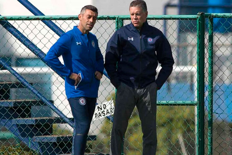 Pedro Caixinha acusa a Ricardo Peláez de correrlo de Cruz Azul