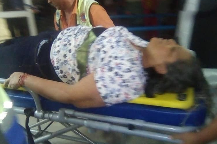 Mujer pierde la vida en volcadura