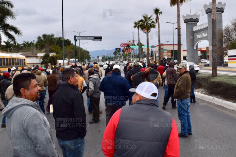 Bloquean campesinos avenida; Les recortan mil mdp en Tamaulipas