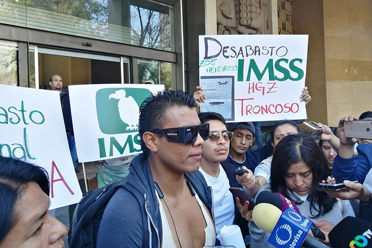 Exigen abasto de medicamentos pacientes con VIH del IMSS