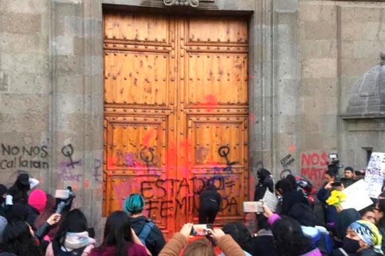 Protestan familiares de víctimas de feminicidio afuera de Palacio Nacional