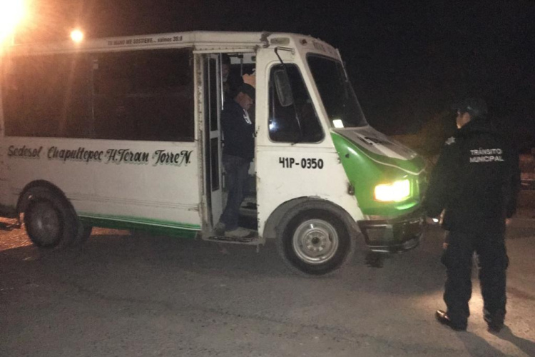 Quitan microbús en operativo antialcohol