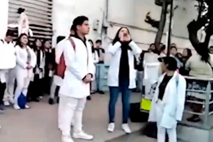 Toman facultad de Medicina de BUAP por asesinato de estudiantes
