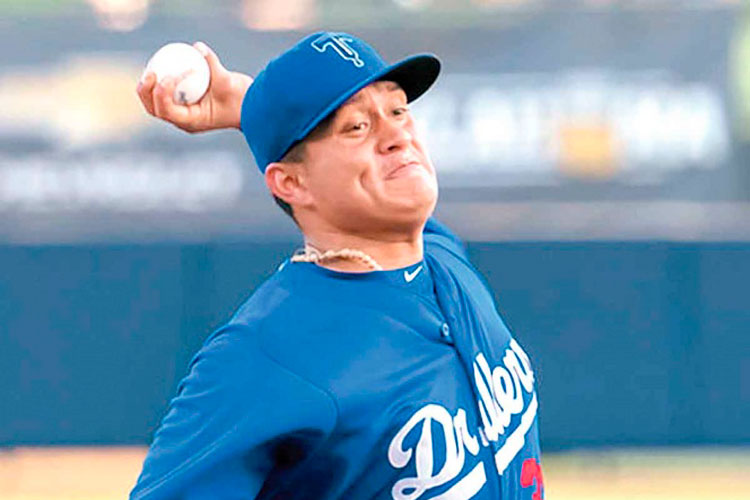 Víctor González sigue los pasos de Julio Urías