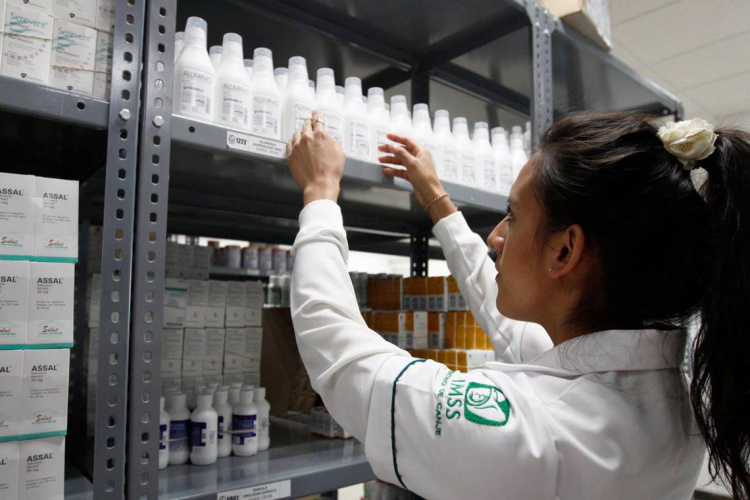 Exhortan al IMSS cumplir con abasto de medicinas