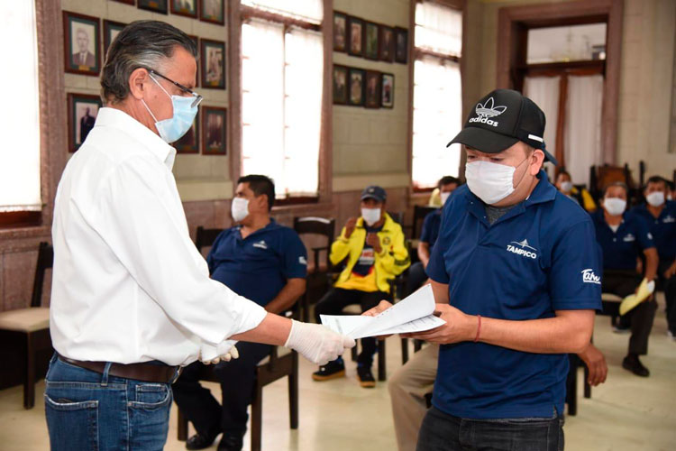 Entrega Chucho Nader Apoyos Económicos a Lustradores de Calzado