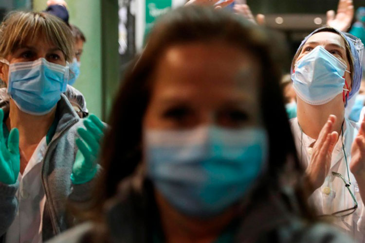 Barcelona entrega 30 mil mascarillas a sistema de salud