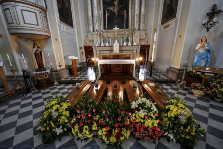 Mueren en Italia 793 en un día; Repunta contagios