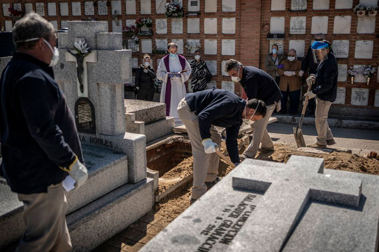 España reporta récord de 849 muertes en un día por el virus