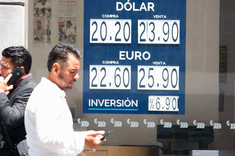 El peso, en nuevo mínimo histórico; supera los 24 por dólar