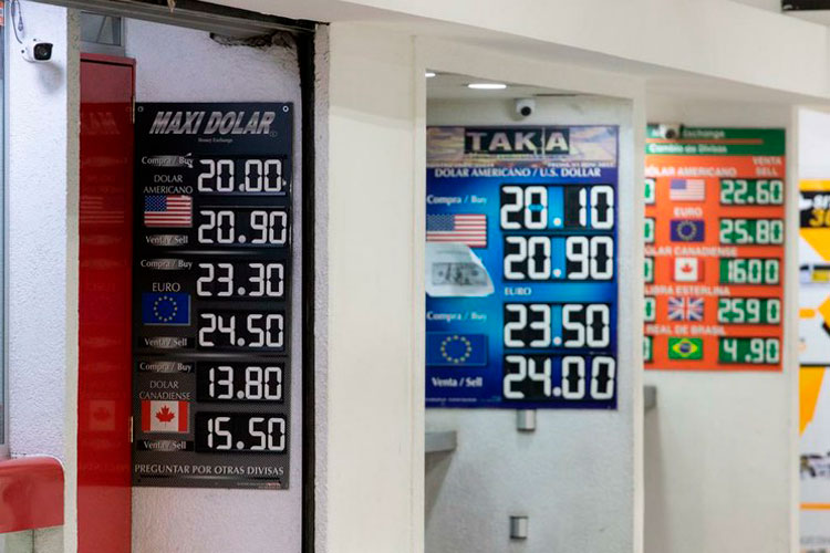 Peso se deprecia; cotiza a 23.48 por dólar tras rebaja en calificación