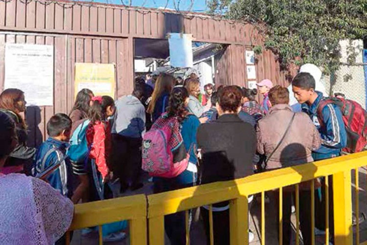 Filtros escolares ocasionan caos; les niegan el acceso a niños con fiebre o tos seca