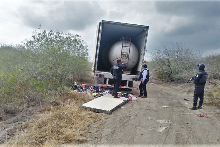 Abandonan caja de trailer con gasolina robada