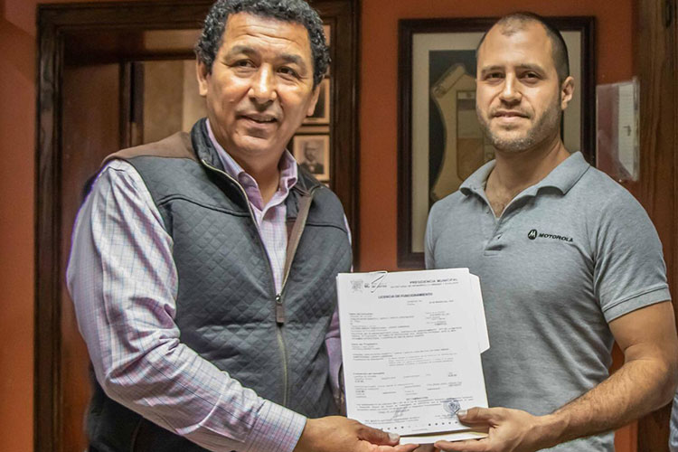 Entrega Alcalde licencia para apertura de microempresa en Matamoros